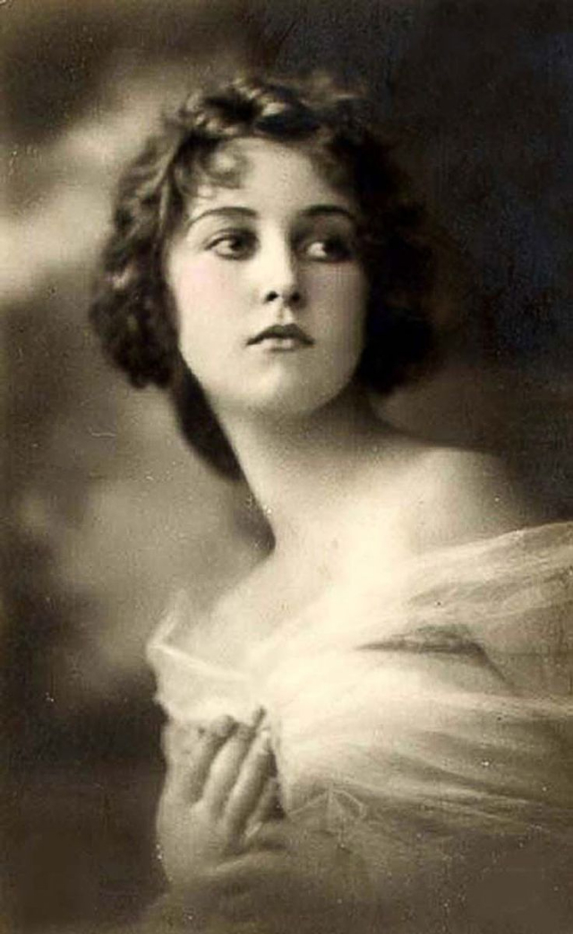 Quelques portraits de Lina Cavalieri, une des plus belles femmes du monde du début du XXème siècle quelques portraits de lina cavalieri une des plus belles femmes du monde du debut du xxeme siecle 9 quelques-portraits-de-lina-cavalieri-une-des-plus-belles-femmes-du-monde-du-debut-du-xxeme-siecle-9