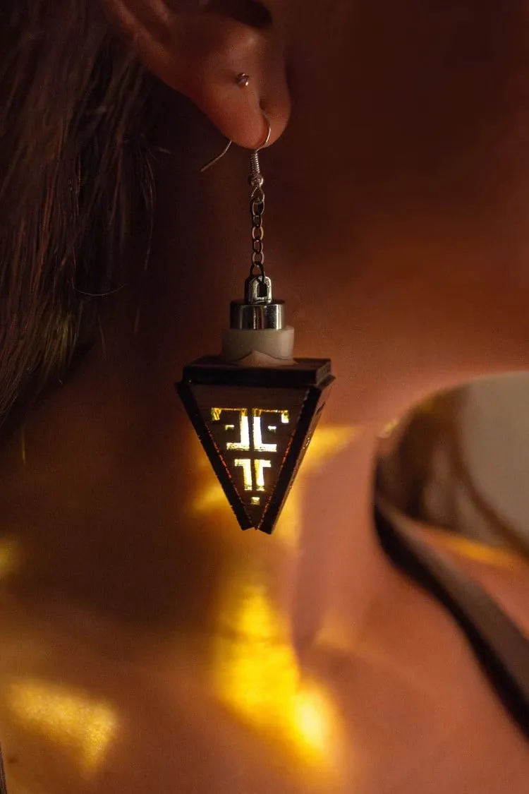 Des boucles d'oreilles lampadaire vintage qui s'allument réellement des boucles doreilles lampadaire vintage qui sallument reellement 5 des-boucles-doreilles-lampadaire-vintage-qui-sallument-reellement-5