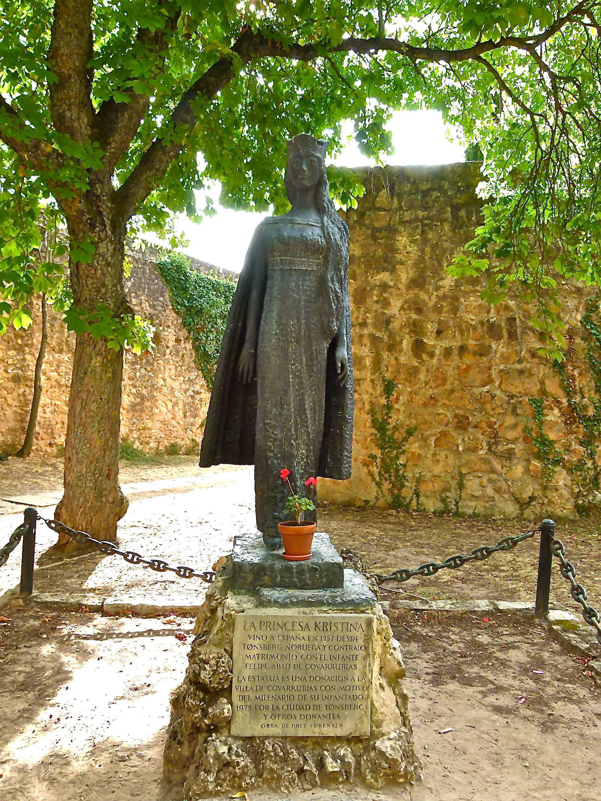 La statue de la princesse Kristina à Covarrubias la statue de la princesse kristina a covarrubias 3 la-statue-de-la-princesse-kristina-a-covarrubias-3