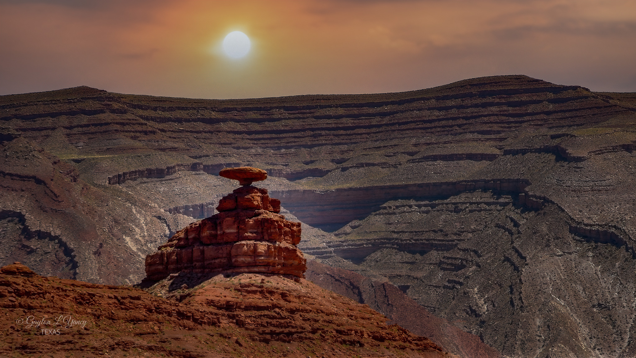 Mexican Hat Rock, le rocher sombrero de l'Utah mexican hat rock le rocher sombrero de l utah 3 mexican-hat-rock-le-rocher-sombrero-de-l-utah-3
