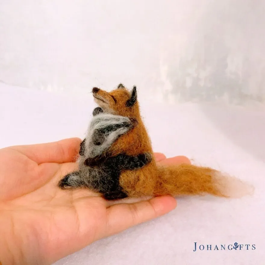 Un artiste réalise d'adorables animaux en feutre un artiste realise dadorables animaux en feutre 18 renard et blaireau un-artiste-realise-dadorables-animaux-en-feutre-18-renard-et-blaireau