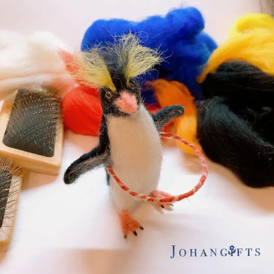 Un artiste réalise d'adorables animaux en feutre un artiste realise dadorables animaux en feutre 20 pingouin un-artiste-realise-dadorables-animaux-en-feutre-20-pingouin.