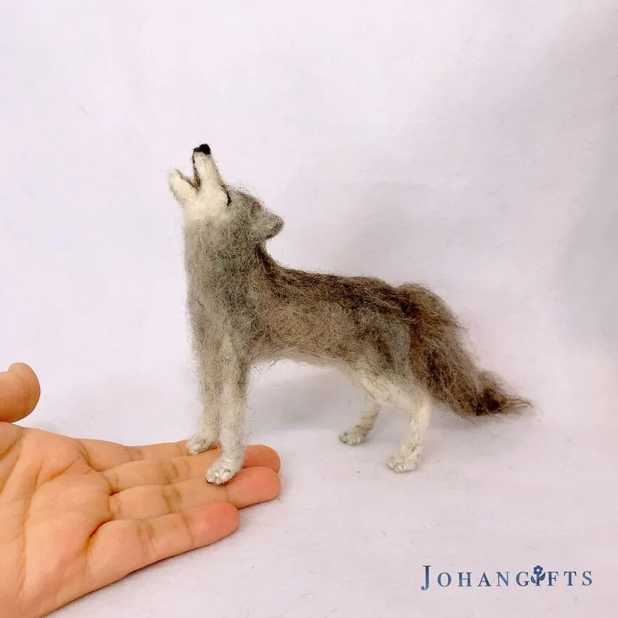 Un artiste réalise d'adorables animaux en feutre un artiste realise dadorables animaux en feutre 22 loup gris hurlant un-artiste-realise-dadorables-animaux-en-feutre-22-loup-gris-hurlant