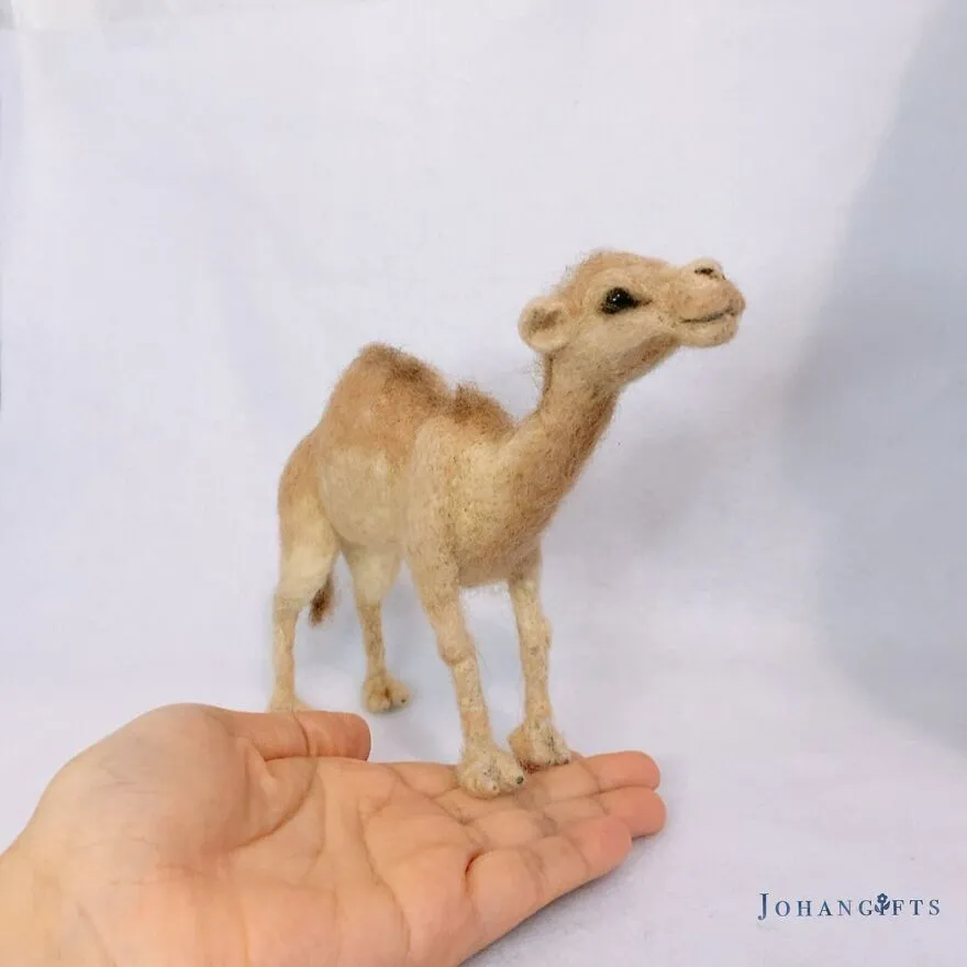 Un artiste réalise d'adorables animaux en feutre un artiste realise dadorables animaux en feutre 3 dromadaire un-artiste-realise-dadorables-animaux-en-feutre-3-dromadaire