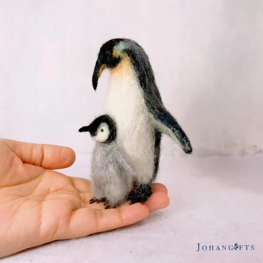 Un artiste réalise d'adorables animaux en feutre un artiste realise dadorables animaux en feutre 5 manchot empereur un-artiste-realise-dadorables-animaux-en-feutre-5-manchot-empereur