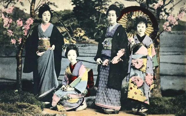 30 photos coloriées à la main de Ponta et Oen, deux geishas célèbres de la fin des années 1890 30 photos coloriees a la main de ponta et oen deux geishas celebres de la fin des annees 1890 15 30-photos-coloriees-a-la-main-de-ponta-et-oen-deux-geishas-celebres-de-la-fin-des-annees-1890-15