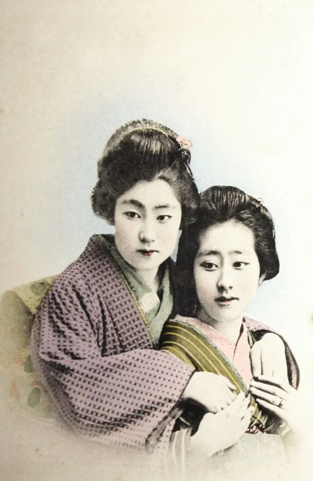 30 photos coloriées à la main de Ponta et Oen, deux geishas célèbres de la fin des années 1890 30 photos coloriees a la main de ponta et oen deux geishas celebres de la fin des annees 1890 16 30-photos-coloriees-a-la-main-de-ponta-et-oen-deux-geishas-celebres-de-la-fin-des-annees-1890-16