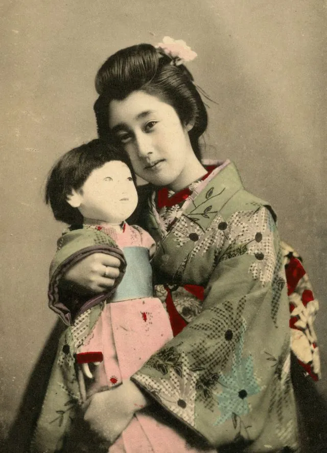 30 photos coloriées à la main de Ponta et Oen, deux geishas célèbres de la fin des années 1890 30 photos coloriees a la main de ponta et oen deux geishas celebres de la fin des annees 1890 8 30-photos-coloriees-a-la-main-de-ponta-et-oen-deux-geishas-celebres-de-la-fin-des-annees-1890-8