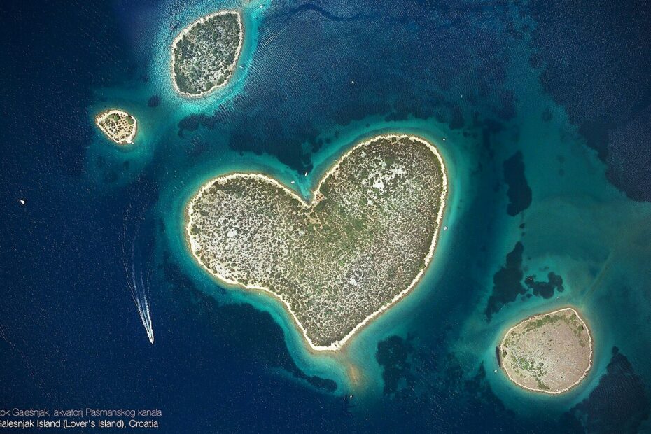 Galesnjak, une île en forme de cœur en Croatie galesnjak ile forme coeur croatie Vue aérienne de Galešnjak, l’île en forme de cœur en Croatie