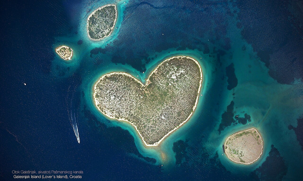 Vue aérienne de Galešnjak, l’île en forme de cœur en Croatie Vue aérienne de Galešnjak, l’île en forme de cœur en Croatie