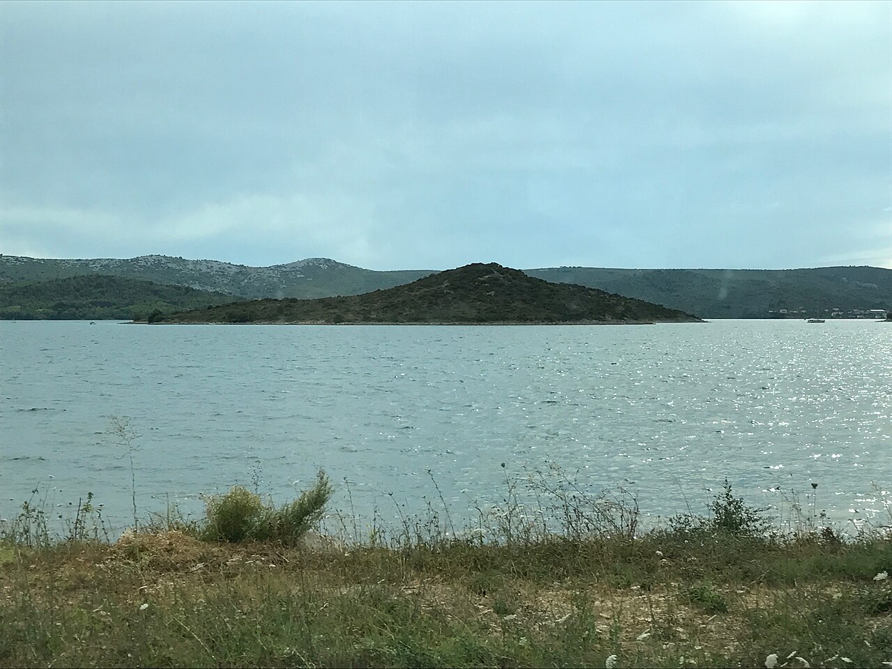 galesnjak vue depuis cote croatie Île de Galešnjak vue depuis la côte croate dans le canal de Pašman
