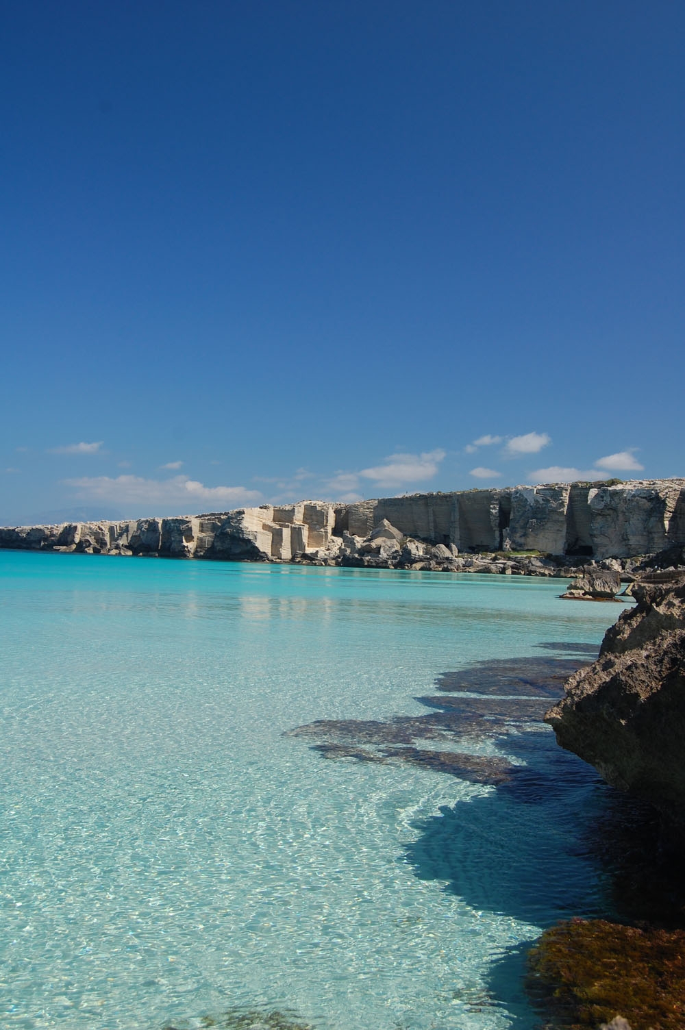Malgré son nom, la plage de Cala Rossa à Favignana a des eaux cristallines la plage de cala rossa favignana 2 la-plage-de-cala-rossa-favignana-2