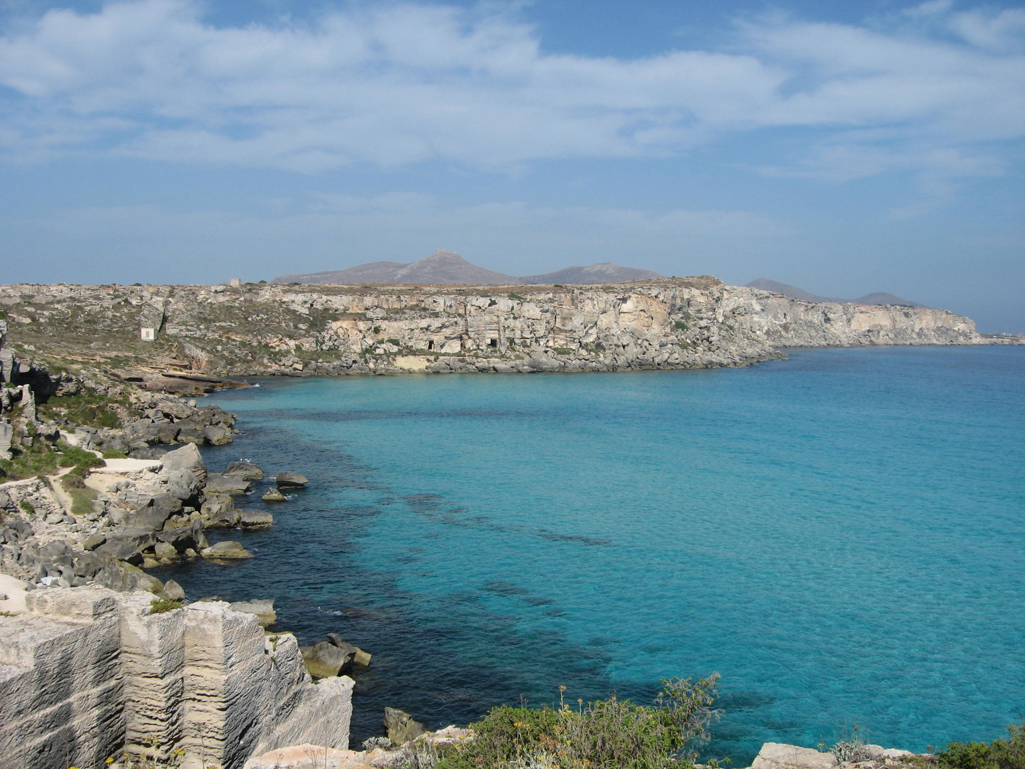 Malgré son nom, la plage de Cala Rossa à Favignana a des eaux cristallines la plage de cala rossa favignana 4 la-plage-de-cala-rossa-favignana-4.