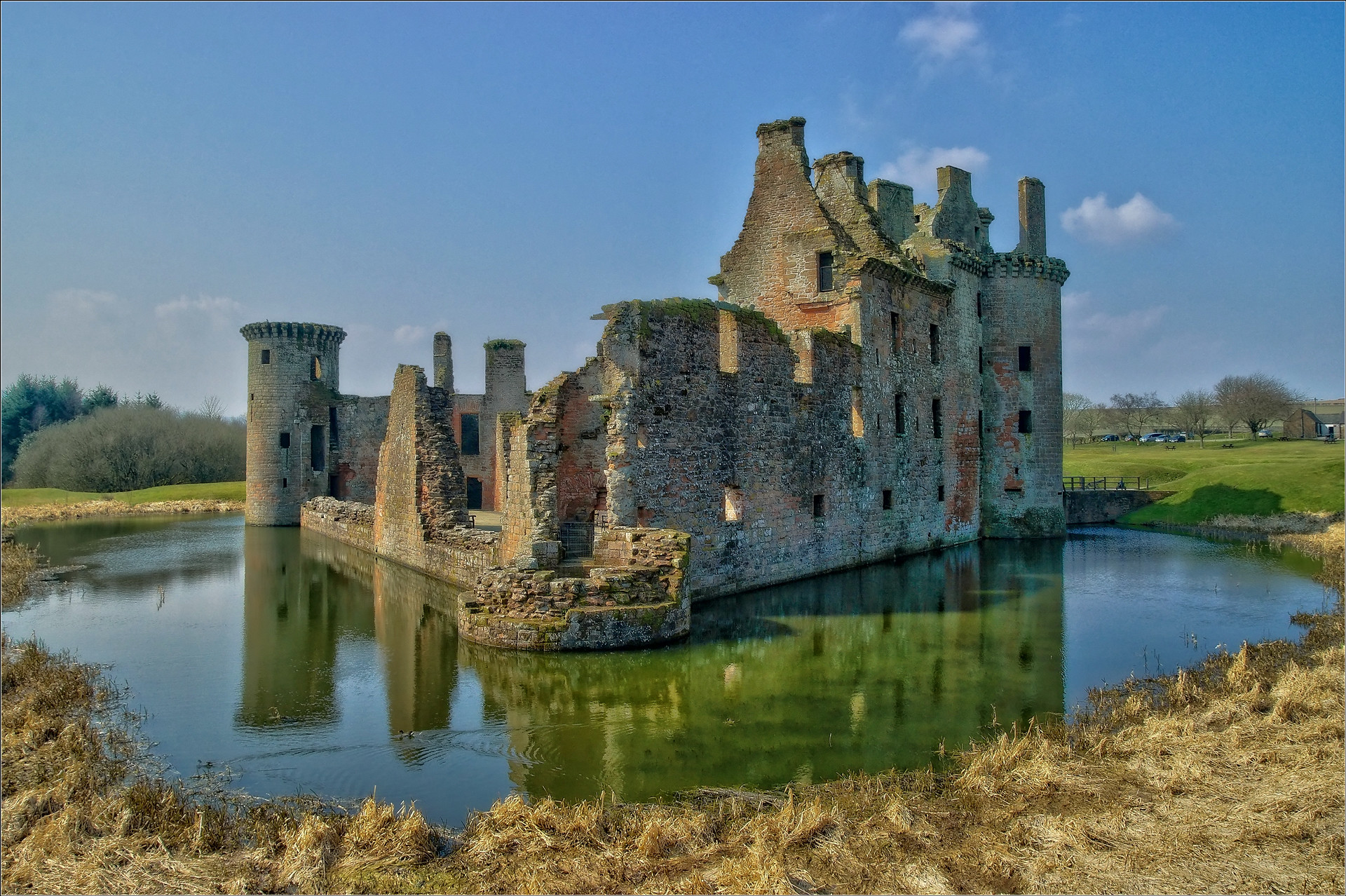 Le château de Caerlaverock, château triangulaire d'Ecosse le chateau de caerlaverock chateau triangulaire d ecosse 4 e-chateau-de-caerlaverock-chateau-triangulaire-d-ecosse-4.