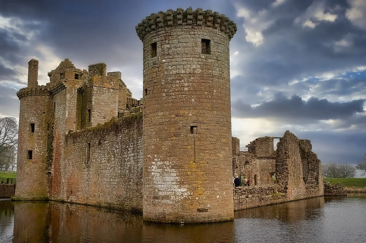 Le château de Caerlaverock, château triangulaire d'Ecosse le chateau de caerlaverock chateau triangulaire d ecosse 5 le-chateau-de-caerlaverock-chateau-triangulaire-d-ecosse-5