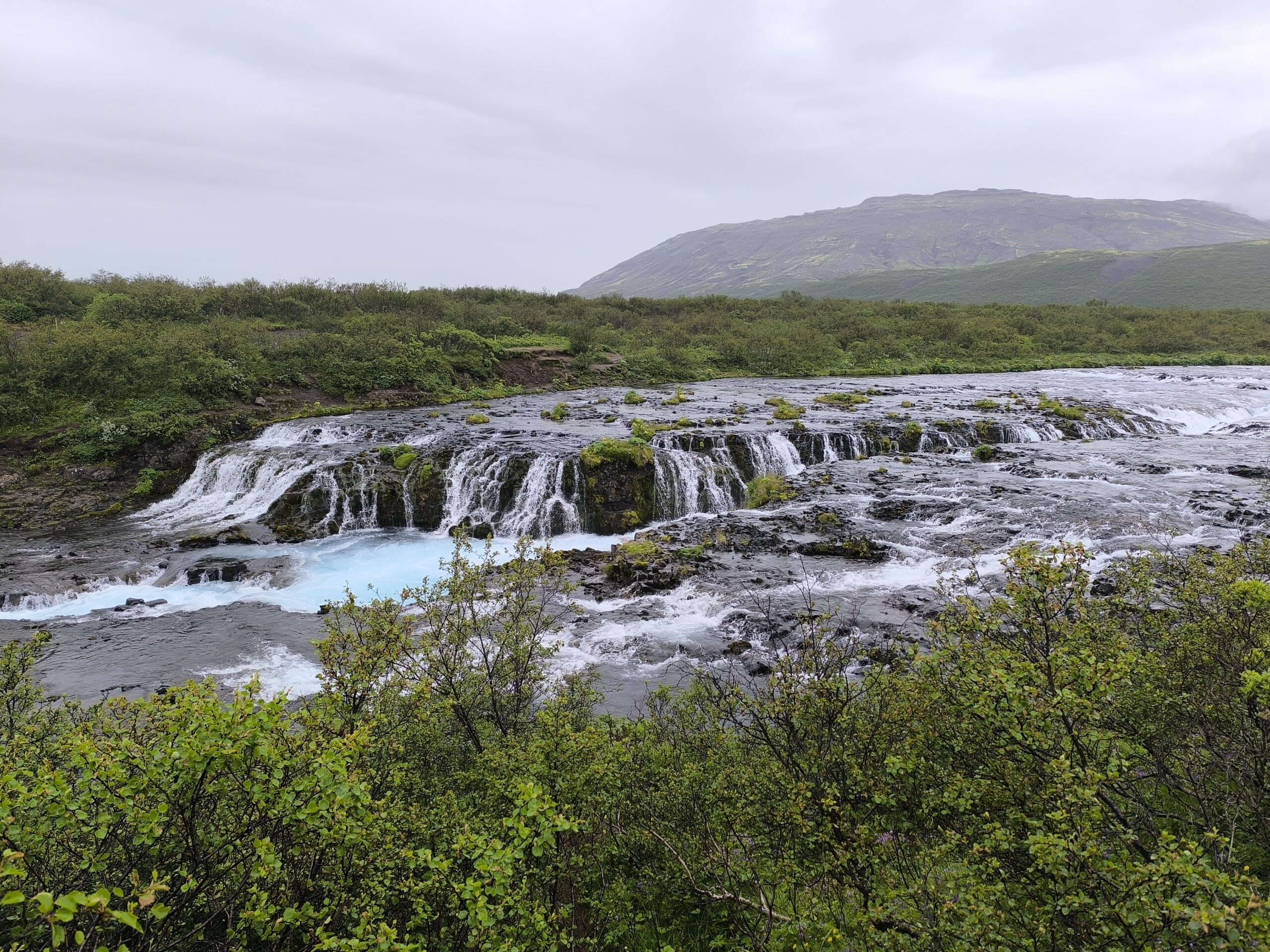La magnifique cascade de Brúarfoss, Sautadet islandais la magnifique cascade de bruarfoss sautadet islandais 4 scaled la-magnifique-cascade-de-bruarfoss-sautadet-islandais-4