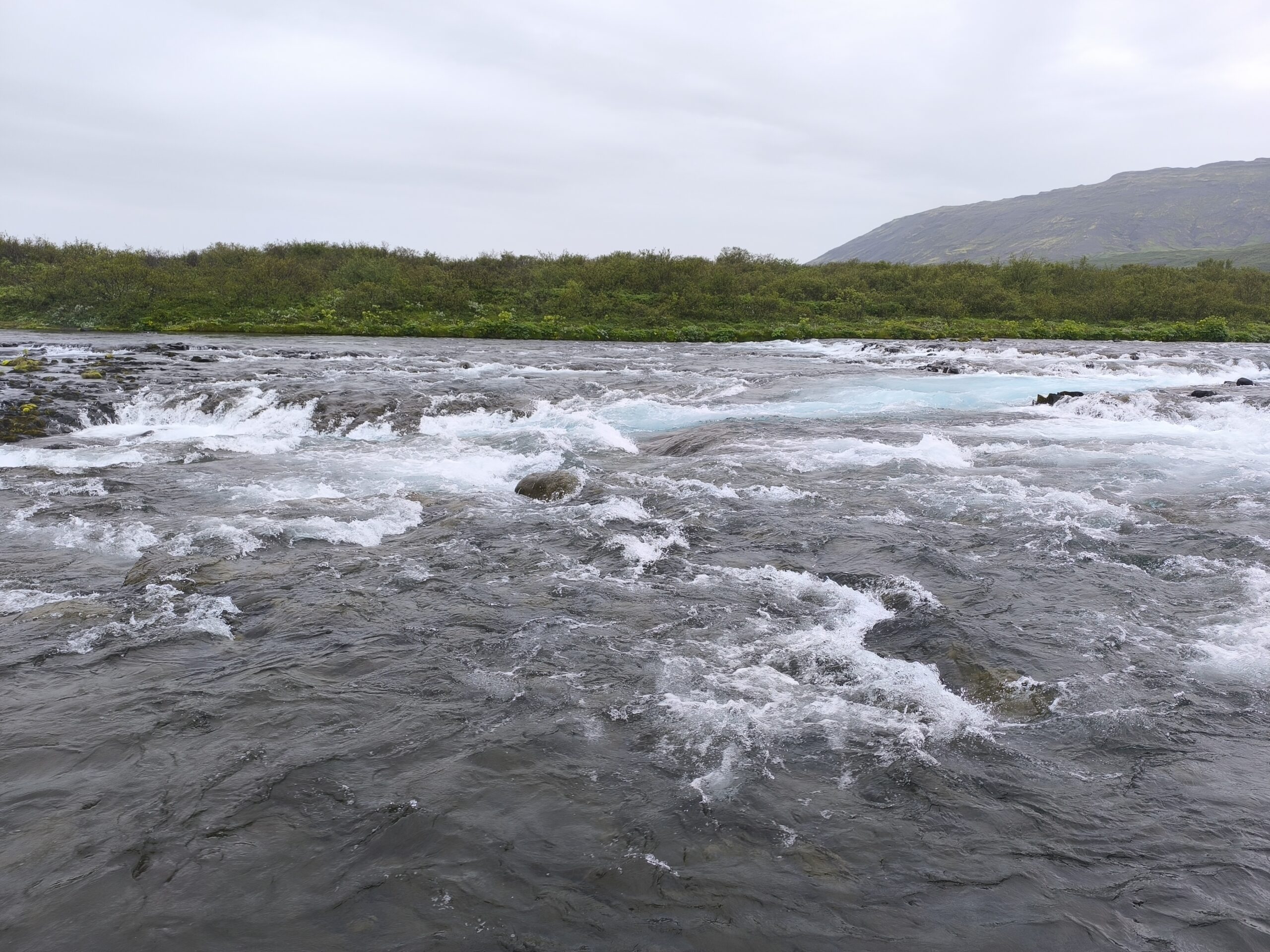 La magnifique cascade de Brúarfoss, Sautadet islandais la magnifique cascade de bruarfoss sautadet islandais 5 scaled la-magnifique-cascade-de-bruarfoss-sautadet-islandais-5