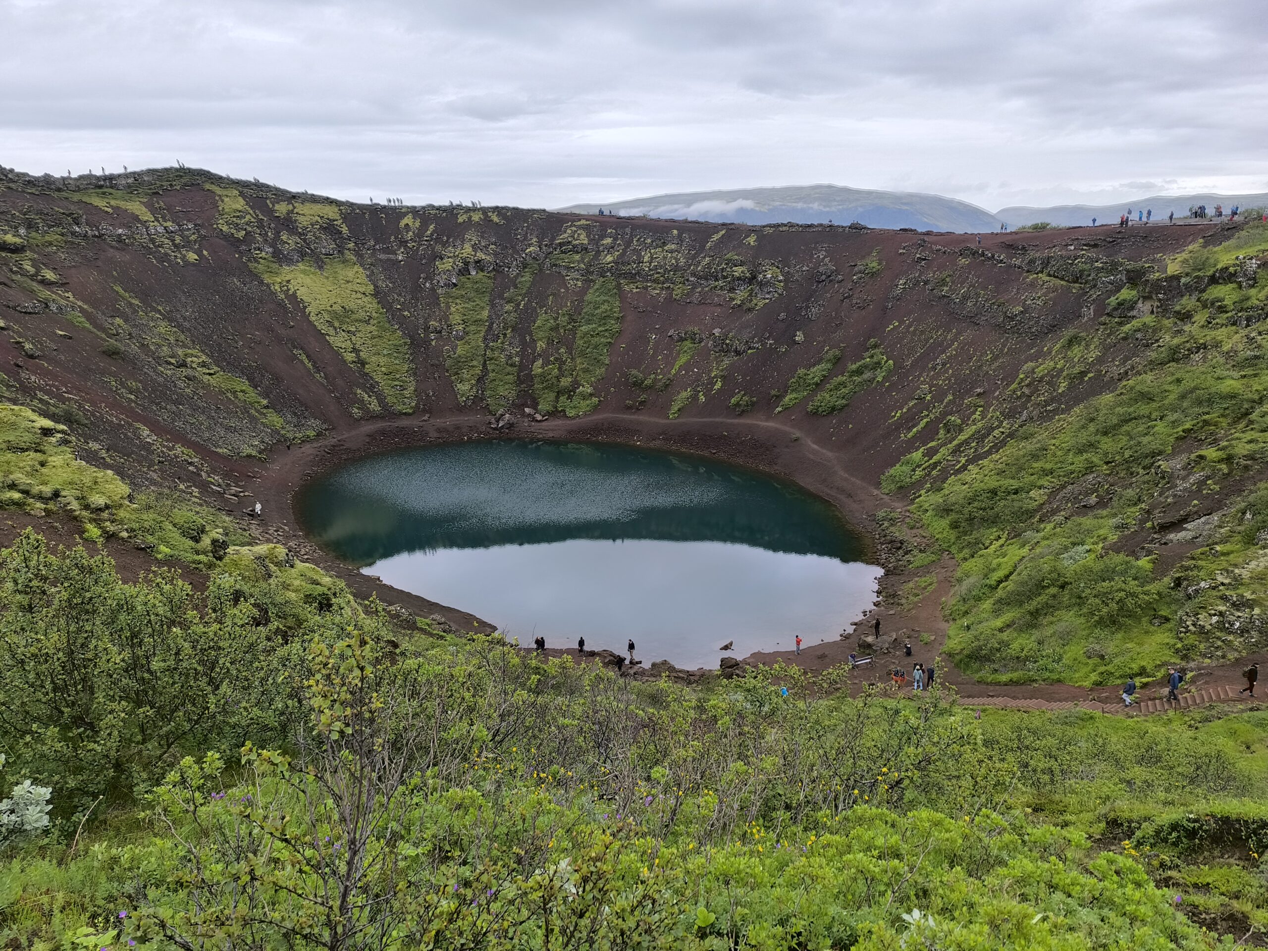 Le lac Kerid, lac de cratère volcanique islandais le lac kerid lac de cratere volcanique islande 2 scaled le-lac-kerid-lac-de-cratere-volcanique-islande-2-scaled
