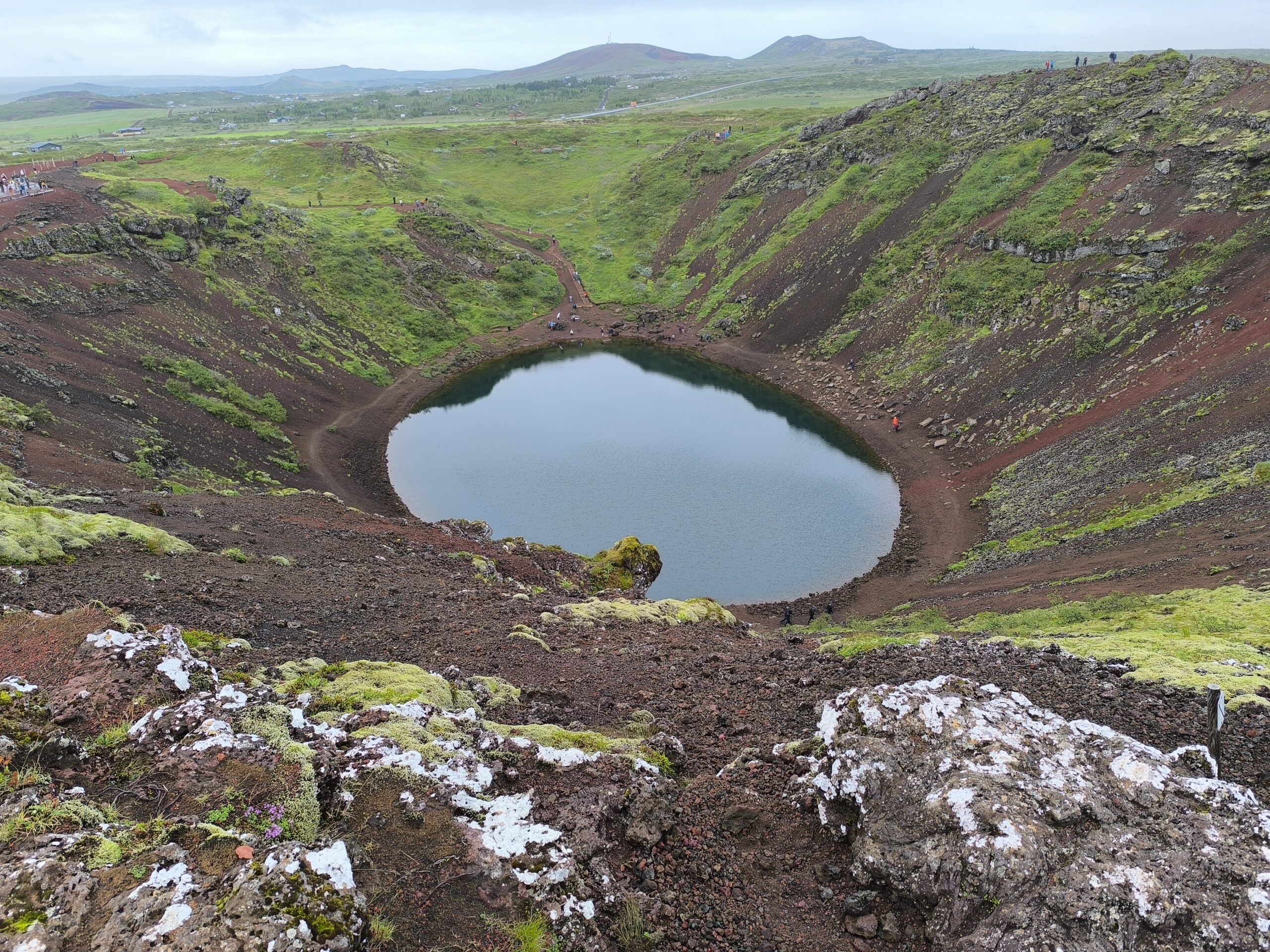 Le lac Kerid, lac de cratère volcanique islandais le lac kerid lac de cratere volcanique islande 3 scaled le-lac-kerid-lac-de-cratere-volcanique-islande-3-scaled.
