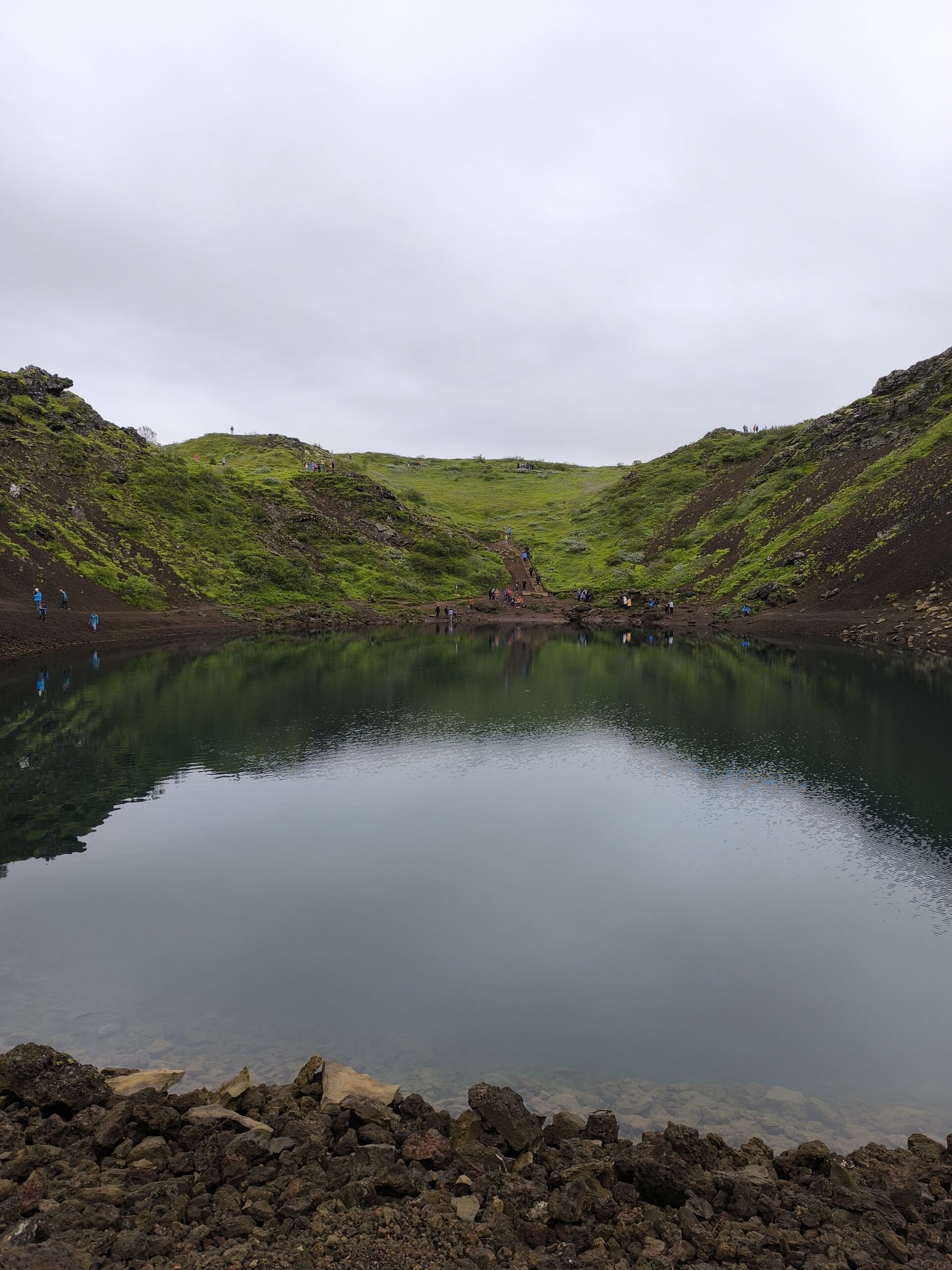 Le lac Kerid, lac de cratère volcanique islandais le lac kerid lac de cratere volcanique islande 5 scaled le-lac-kerid-lac-de-cratere-volcanique-islande-5-scaled