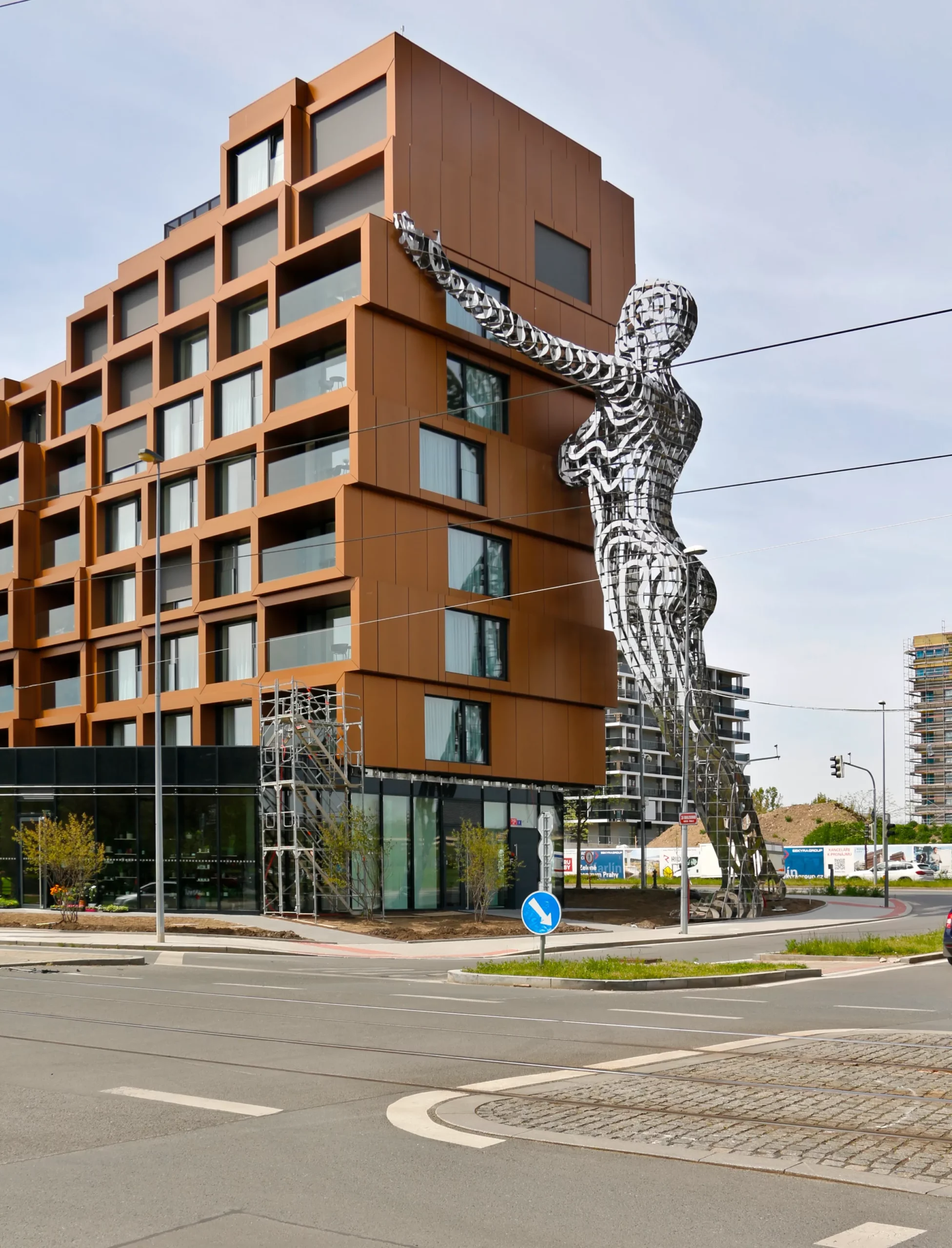 Lilith de Prague, gigantesque sculpture de femme étreignant un immeuble lilith de prague gigantesque sculpture de femme etreignant un immeuble 3 scaled lilith-de-prague-gigantesque-sculpture-de-femme-etreignant-un-immeuble-3-scaled