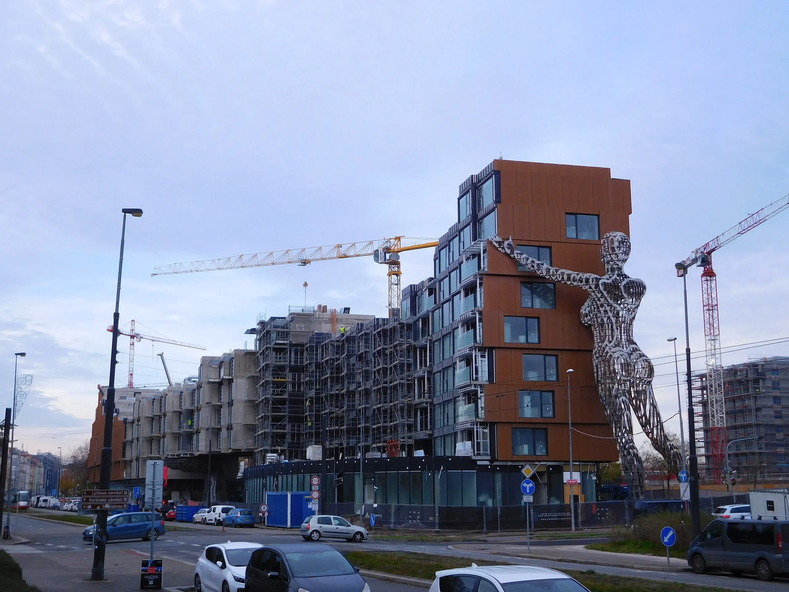 Lilith de Prague, gigantesque sculpture de femme étreignant un immeuble lilith de prague gigantesque sculpture de femme etreignant un immeuble 4 lilith-de-prague-gigantesque-sculpture-de-femme-etreignant-un-immeuble-4.
