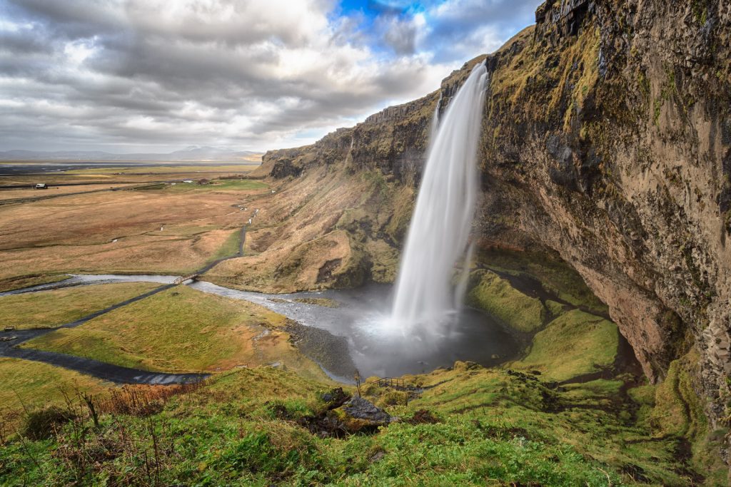 La cascade de Seljalandsfoss, cascade emblématique d'Islande 12 magnifiques cascades d islande Seljalandsfoss 2 12-magnifiques-cascades-d-islande-Seljalandsfoss-2