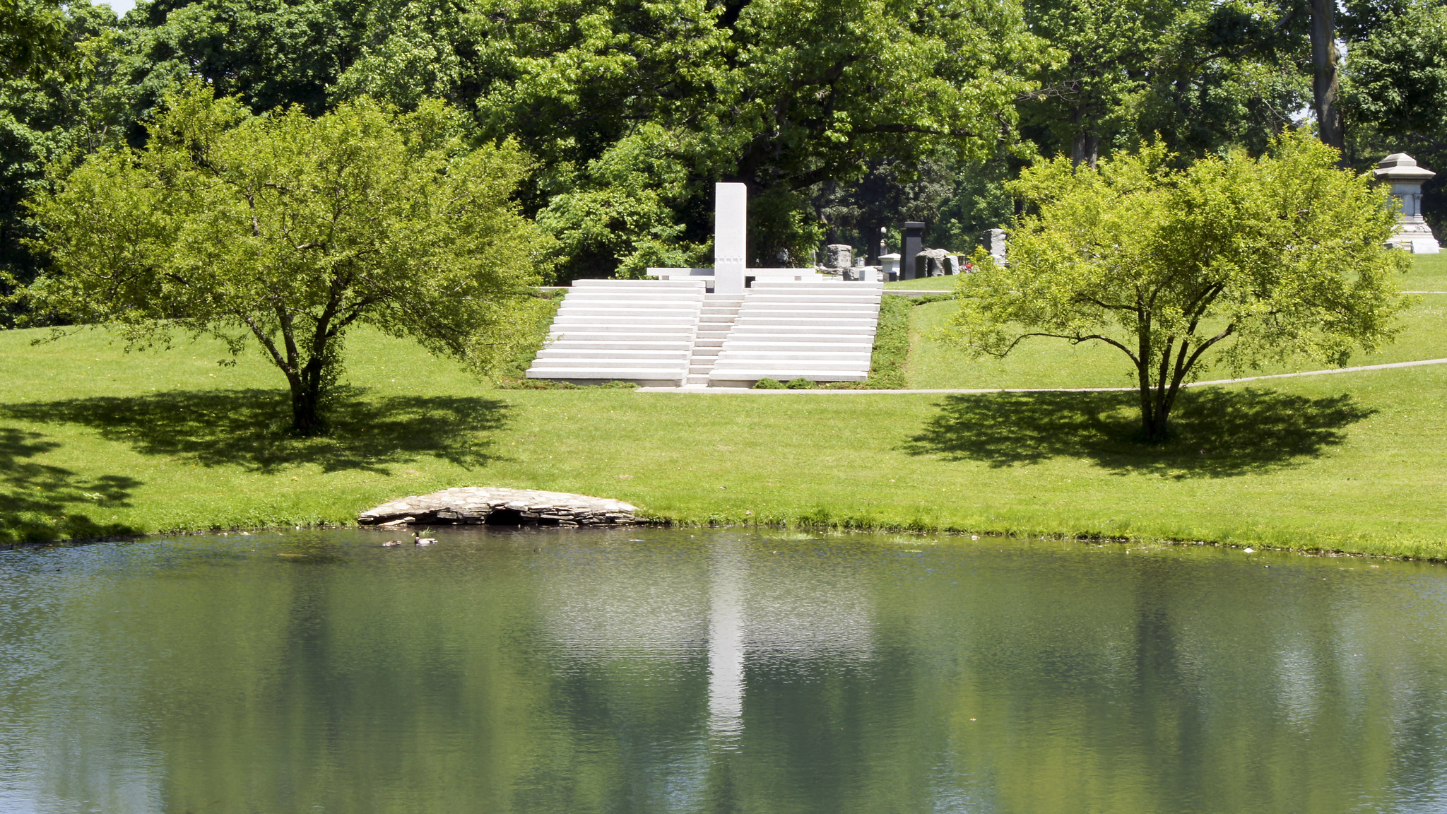 16 tombes insolites, entre bizarre et merveilleux 16 tombes insolites entre bizarre et merveilleux tombe blue sky 16-tombes-insolites-entre-bizarre-et-merveilleux-tombe-blue-sky