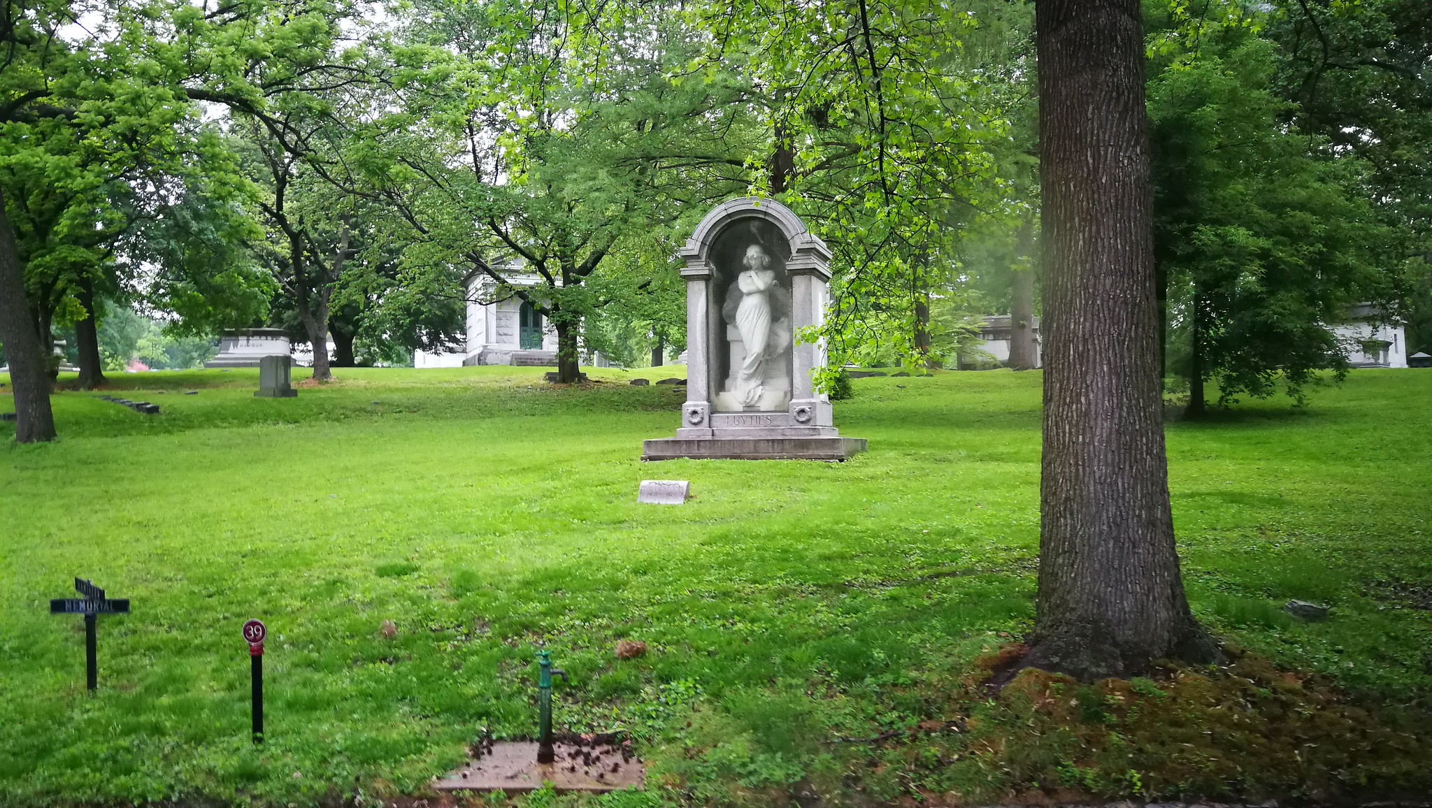 16 tombes insolites, entre bizarre et merveilleux 16 tombes insolites entre bizarre et merveilleux tombe fille dans la boite 16-tombes-insolites-entre-bizarre-et-merveilleux-tombe-fille-dans-la-boite