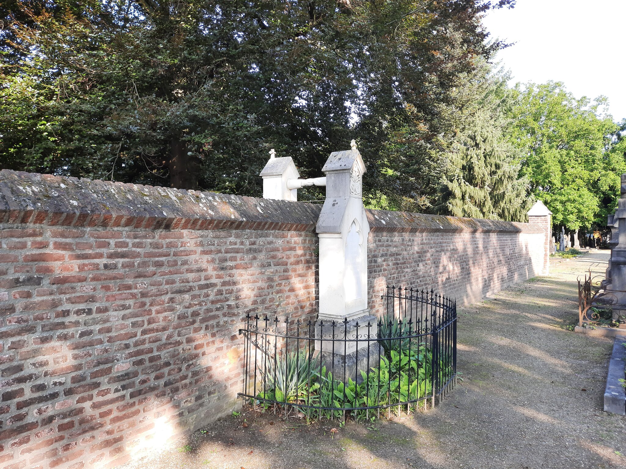 16 tombes insolites, entre bizarre et merveilleux 16 tombes insolites entre bizarre et merveilleux tombes aux mains jointes amour eternel roermond 1 16-tombes-insolites-entre-bizarre-et-merveilleux-tombes-aux-mains-jointes-amour-eternel-roermond-1