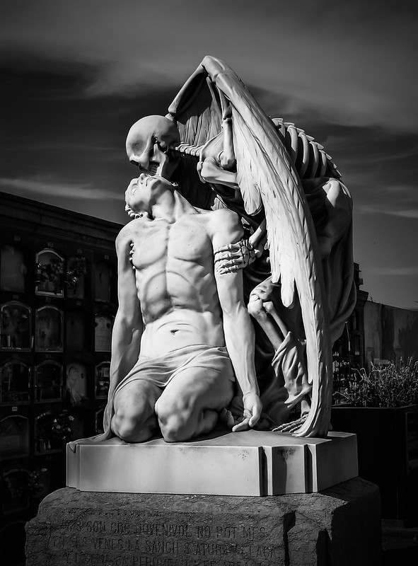 16 tombes insolites, entre bizarre et merveilleux Une magnifique sculpture du baiser de la mort sur une tombe du cimetiere de Pobleneou a Barcelone 1 Une-magnifique-sculpture-du-baiser-de-la-mort-sur-une-tombe-du-cimetiere-de-Pobleneou-a-Barcelone-1.