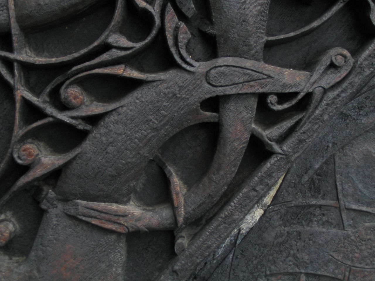 detail portail nord stavkirke urnes Détail des sculptures entrelacées du portail nord de la stavkirke d’Urnes