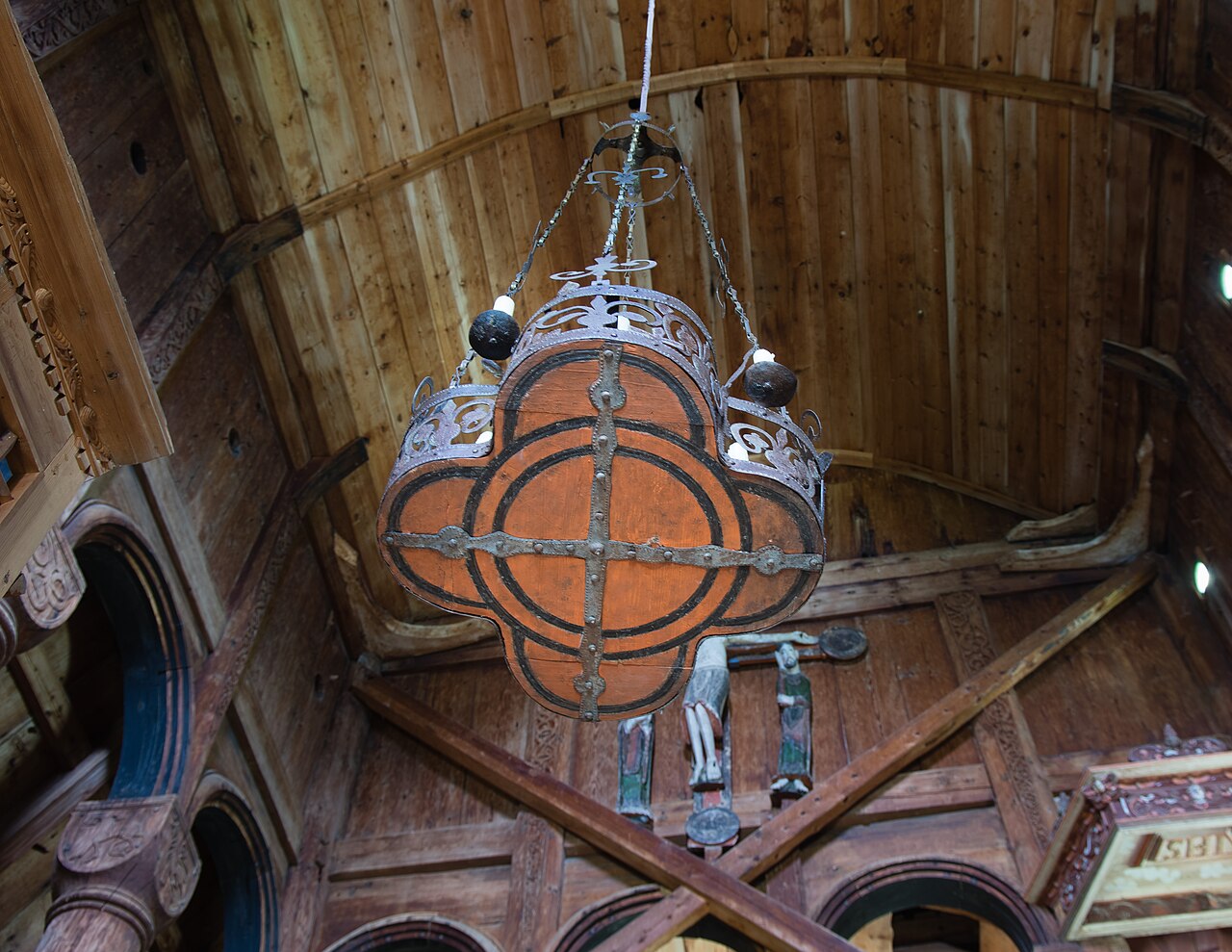 eglise urnes lampe medievale Lampe médiévale à l’intérieur de l’église d’Urnes
