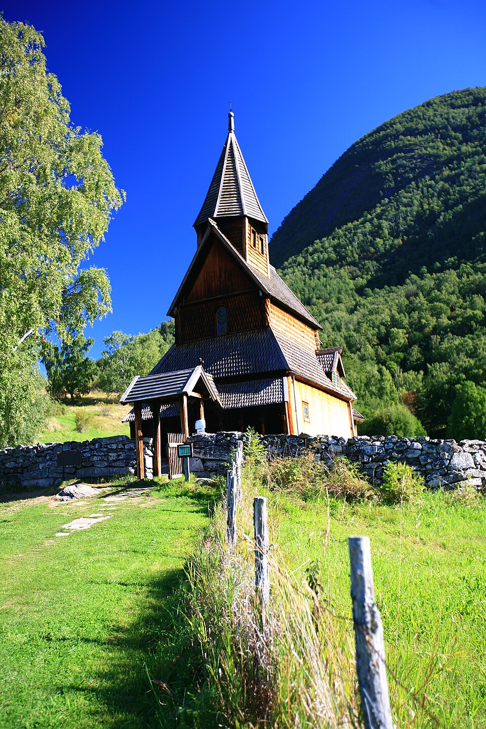 eglise urnes vue exterieure verticale Vue extérieure verticale de la stavkirke d’Urnes