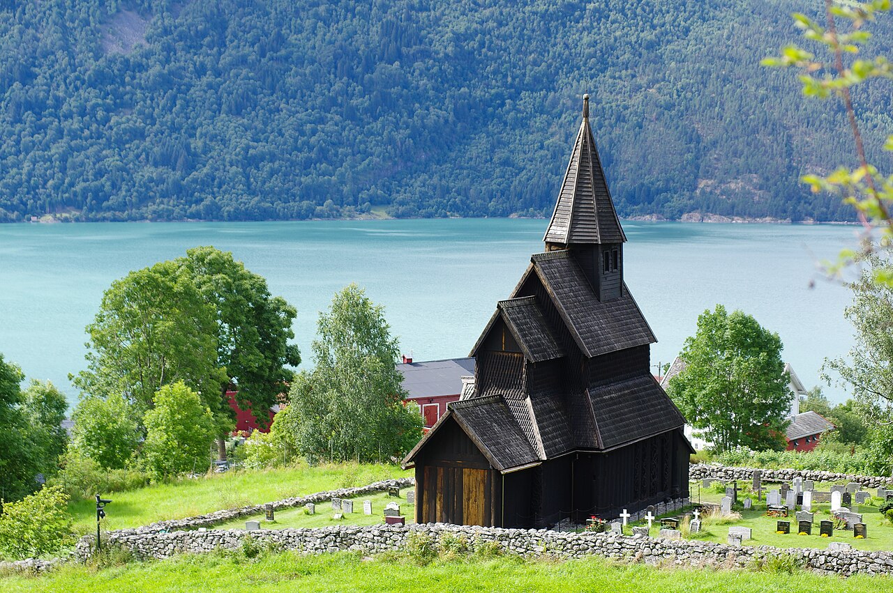 eglise urnes vue nord L’église d’Urnes vue depuis le nord avec ses toitures superposées