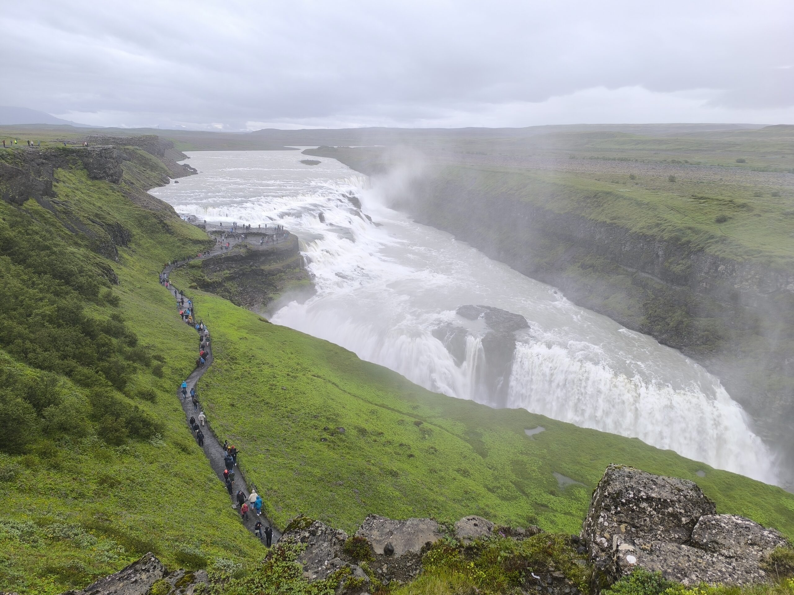 Gullfoss, impressionnante cascade du Cercle d'Or d'Islande gulfoss impressionnante cascade du cercle dor dislande 1 scaled Gullfoss-impressionnante-cascade-du-cercle-dor-dislande-1