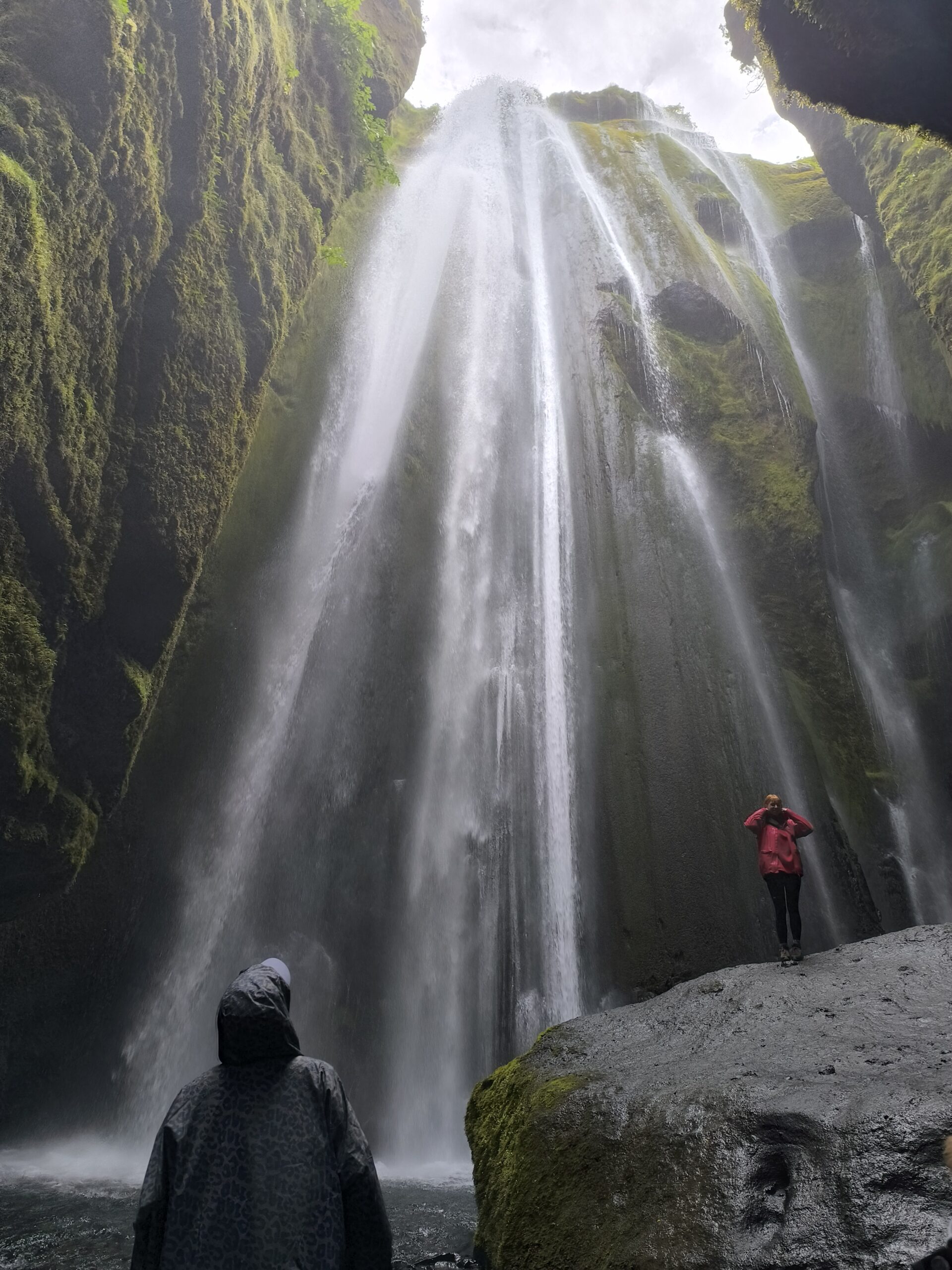 La cascade de Seljalandsfoss, cascade emblématique d'Islande la cascade de seljalandsfoss cascade emblematique d islande gjlufrafoss gjlufrabui scaled la-cascade-de-seljalandsfoss-cascade-emblematique-d-islande-gjlufrafoss-gjlufrabui
