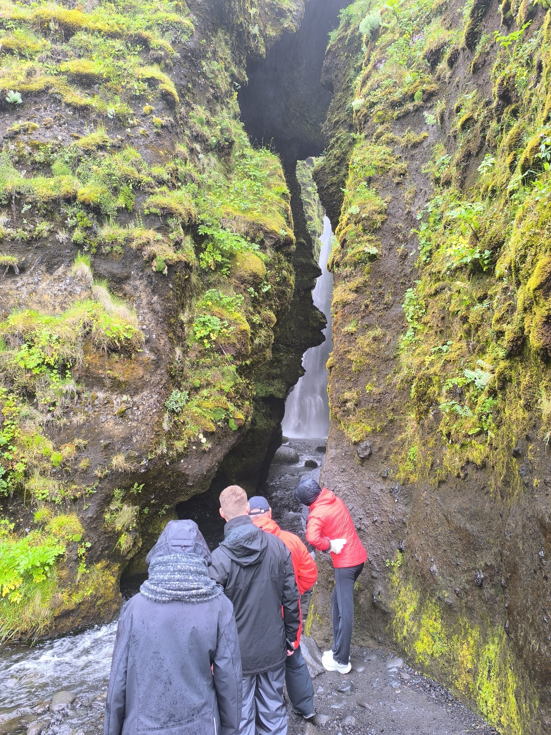 La cascade de Seljalandsfoss, cascade emblématique d'Islande la cascade de seljalandsfoss cascade emblematique d islande gulfrafoss gulfrabui scaled a-cascade-de-seljalandsfoss-cascade-emblematique-d-islande-gljufrafoss-gjlufrabui-