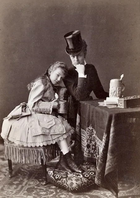 Des portraits de la comtesse Marie Louise von Larisch-Wallersee et de l'archiduchesse Marie Valérie, vers 1880 des portraits de la comtesse marie louise von larisch wallersee et de larchiduchesse marie valerie vers 1880 3 des-portraits-de-la-comtesse-marie-louise-von-larisch-wallersee-et-de-larchiduchesse-marie-valerie-vers-1880-3