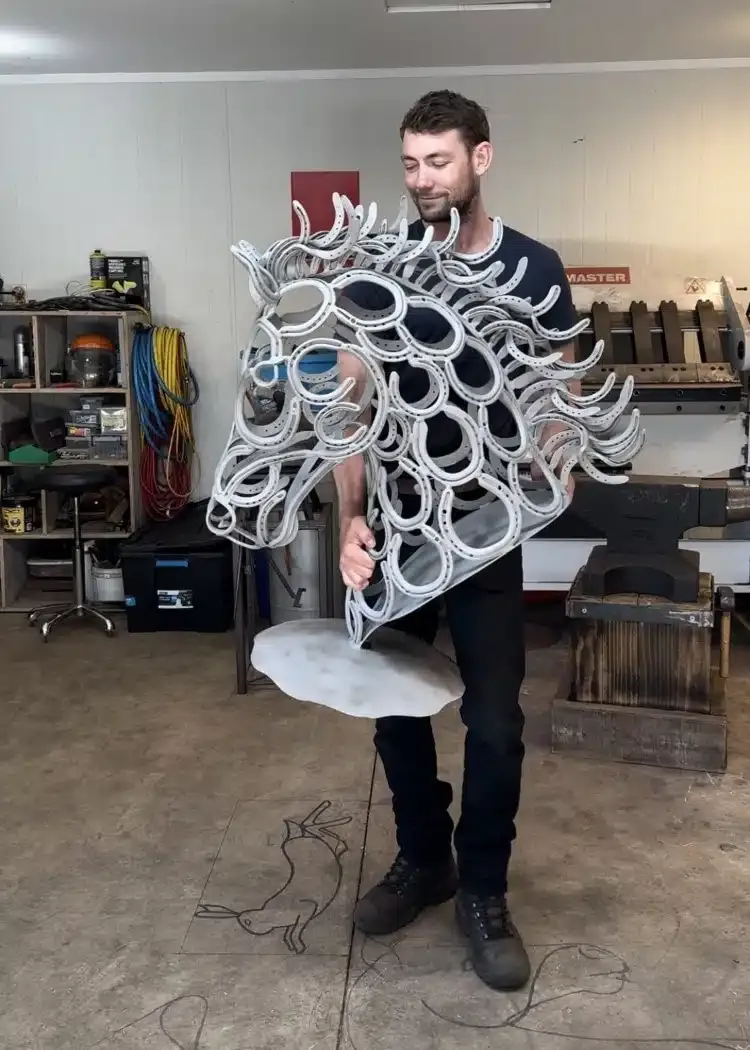 Des sculptures en fers à cheval et autres par Jamie Thomas des sculptures en fers a cheval et autres par jamie thomas 2 des-sculptures-en-fers-a-cheval-et-autres-par-jamie-thomas-2