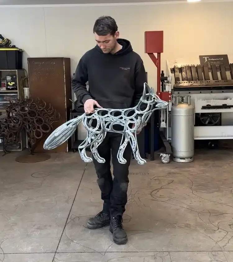 Des sculptures en fers à cheval et autres par Jamie Thomas des sculptures en fers a cheval et autres par jamie thomas 3 des-sculptures-en-fers-a-cheval-et-autres-par-jamie-thomas-3