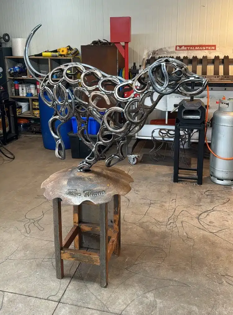 Des sculptures en fers à cheval et autres par Jamie Thomas des sculptures en fers a cheval et autres par jamie thomas 4 des-sculptures-en-fers-a-cheval-et-autres-par-jamie-thomas-4