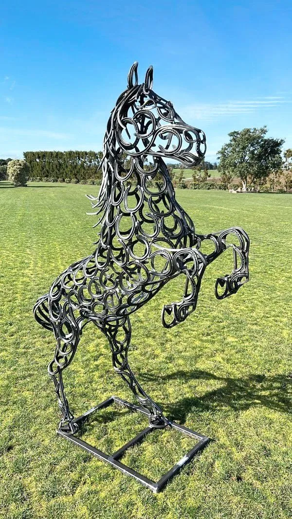 Des sculptures en fers à cheval et autres par Jamie Thomas des sculptures en fers a cheval et autres par jamie thomas 7 des-sculptures-en-fers-a-cheval-et-autres-par-jamie-thomas-7