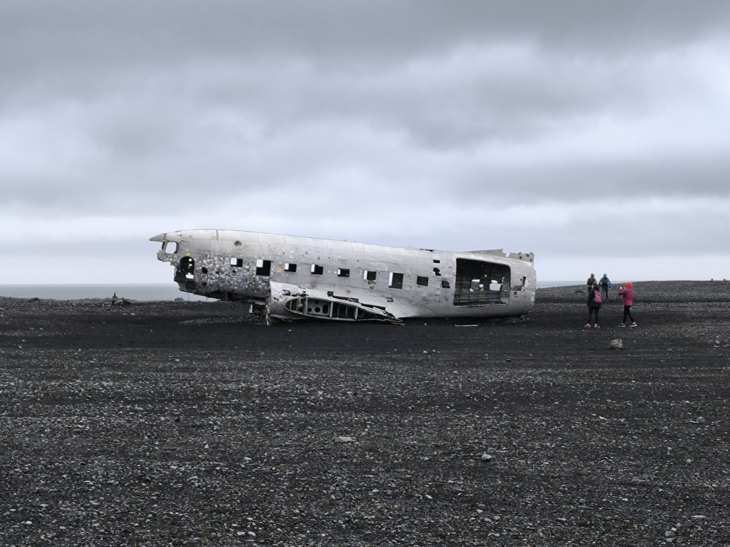 La fameuse épave d'avion sur une plage noire au Sólheimasandur en Islande epave d avion sur une plage noire au solheimasandur en islande dc 3 1 scaled epave-d-avion-sur-une-plage-noire-au-solheimasandur-en-islande-dc-3-1