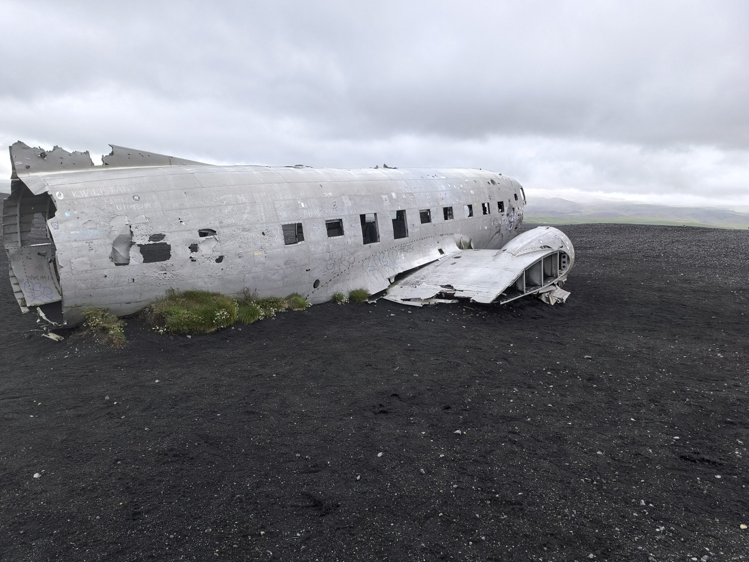 La fameuse épave d'avion sur une plage noire au Sólheimasandur en Islande epave d avion sur une plage noire au solheimasandur en islande dc 3 2 scaled epave-d-avion-sur-une-plage-noire-au-solheimasandur-en-islande-dc-3-2
