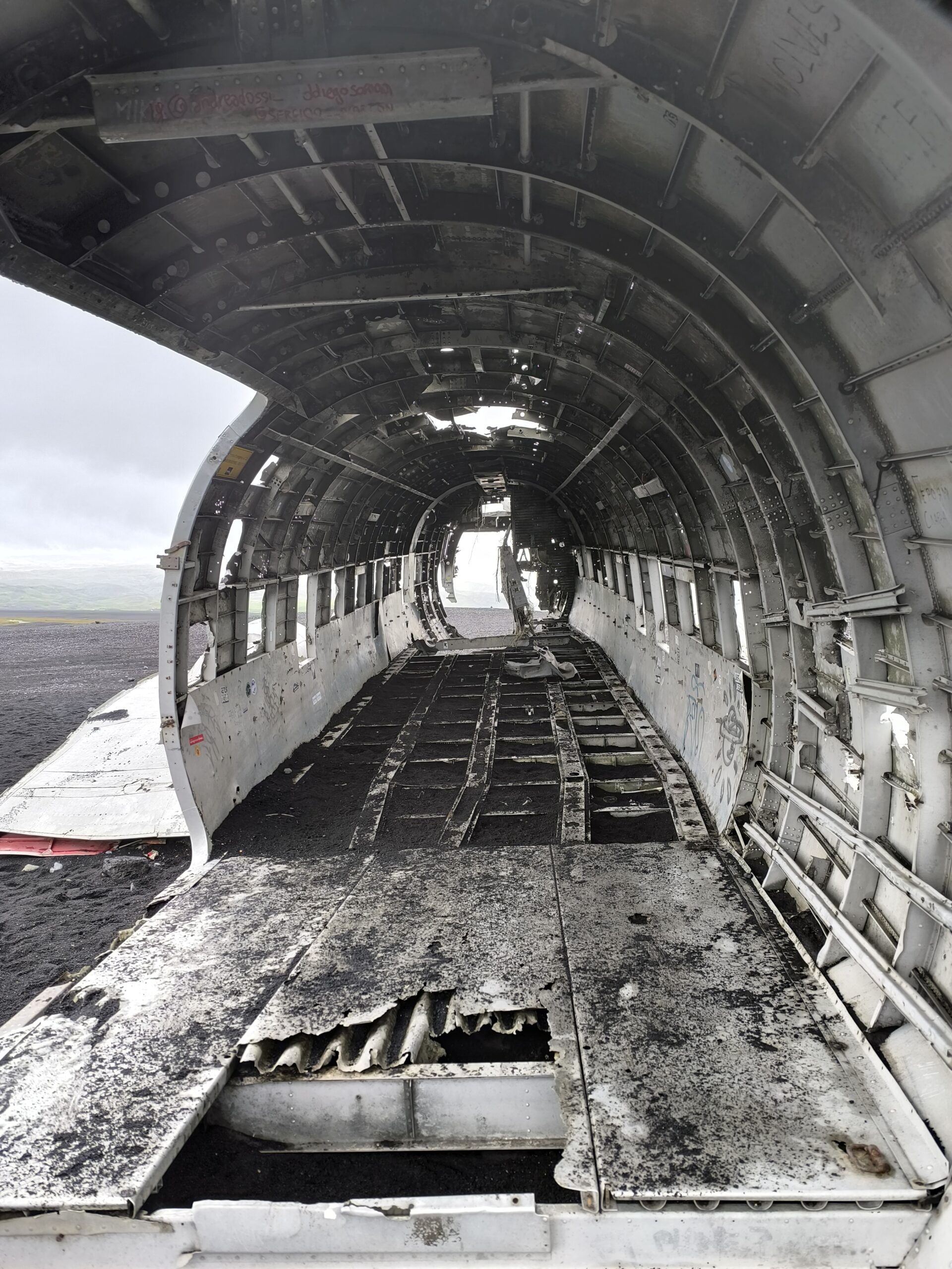 La fameuse épave d'avion sur une plage noire au Sólheimasandur en Islande epave d avion sur une plage noire au solheimasandur en islande dc 3 3 scaled epave-d-avion-sur-une-plage-noire-au-solheimasandur-en-islande-dc-3-3