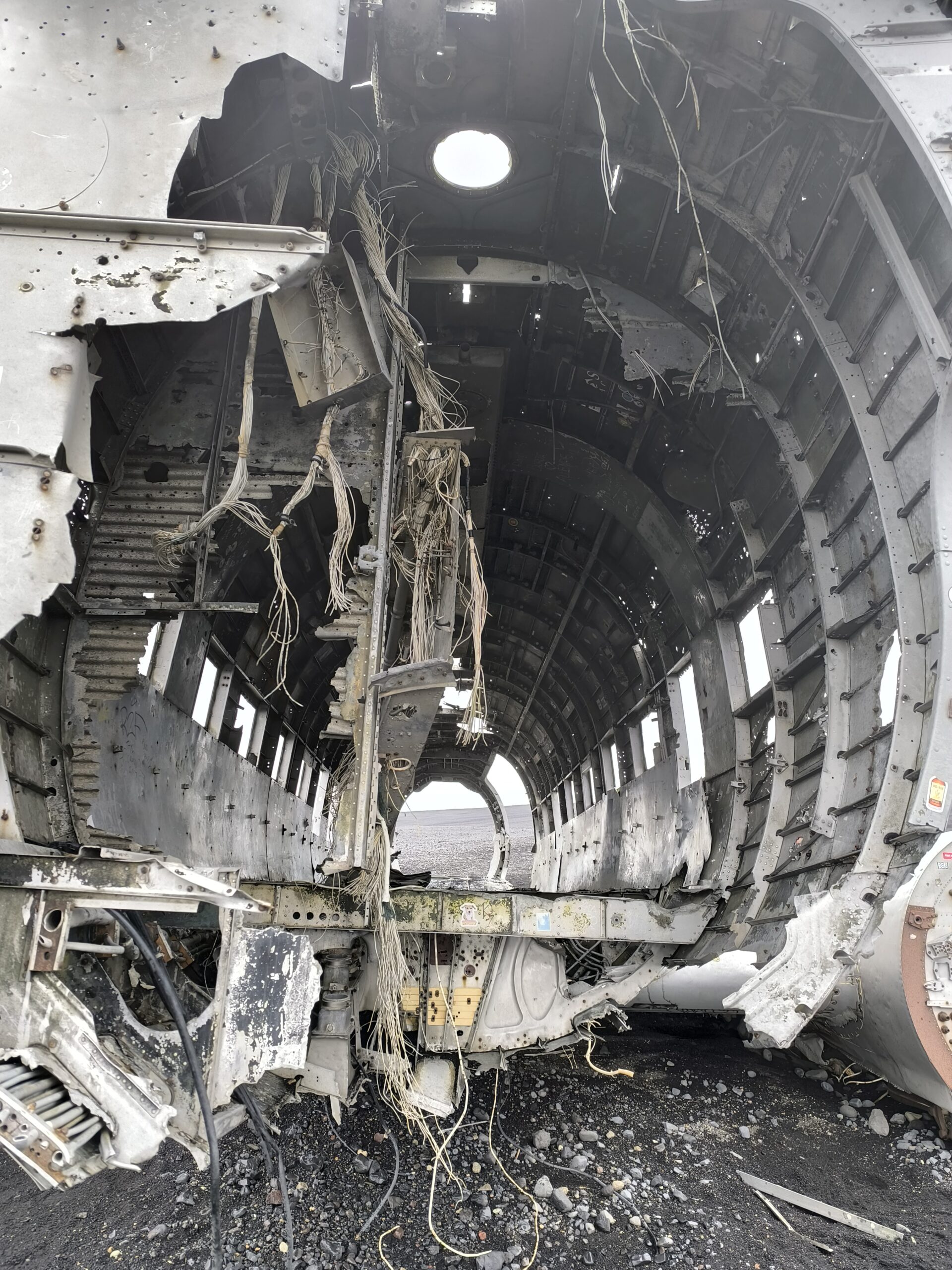 La fameuse épave d'avion sur une plage noire au Sólheimasandur en Islande epave d avion sur une plage noire au solheimasandur en islande dc 3 4 scaled epave-d-avion-sur-une-plage-noire-au-solheimasandur-en-islande-dc-3-4