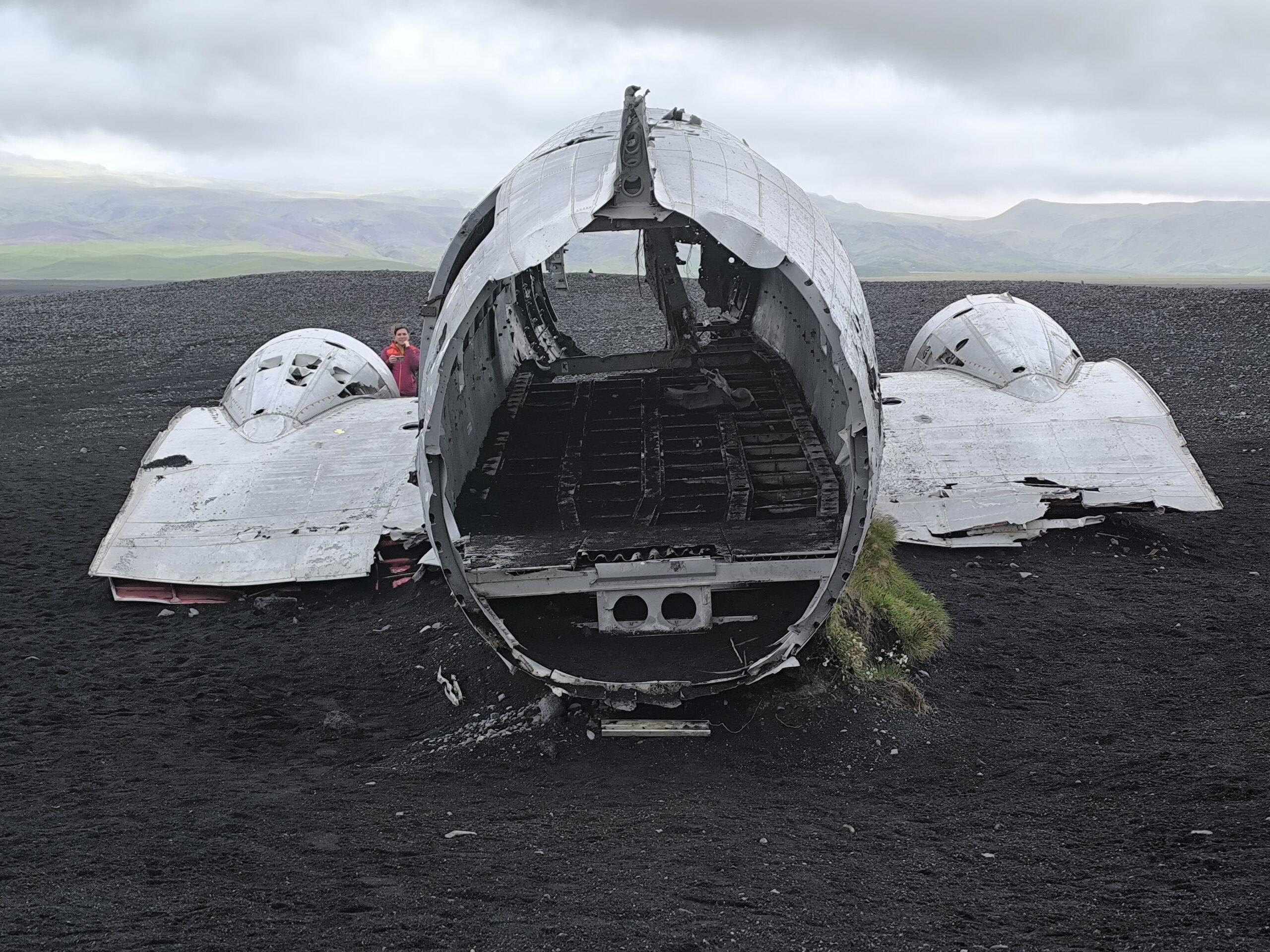 La fameuse épave d'avion sur une plage noire au Sólheimasandur en Islande epave d avion sur une plage noire au solheimasandur en islande dc 3 5 scaled epave-d-avion-sur-une-plage-noire-au-solheimasandur-en-islande-dc-3-5
