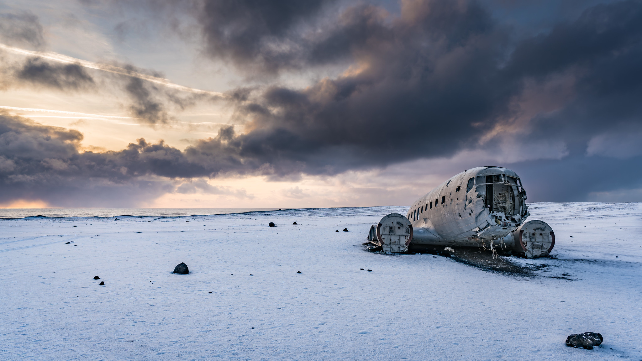 La fameuse épave d'avion sur une plage noire au Sólheimasandur en Islande epave d avion sur une plage noire au solheimasandur en islande dc 3 6 epave-d-avion-sur-une-plage-noire-au-solheimasandur-en-islande-dc-3-6