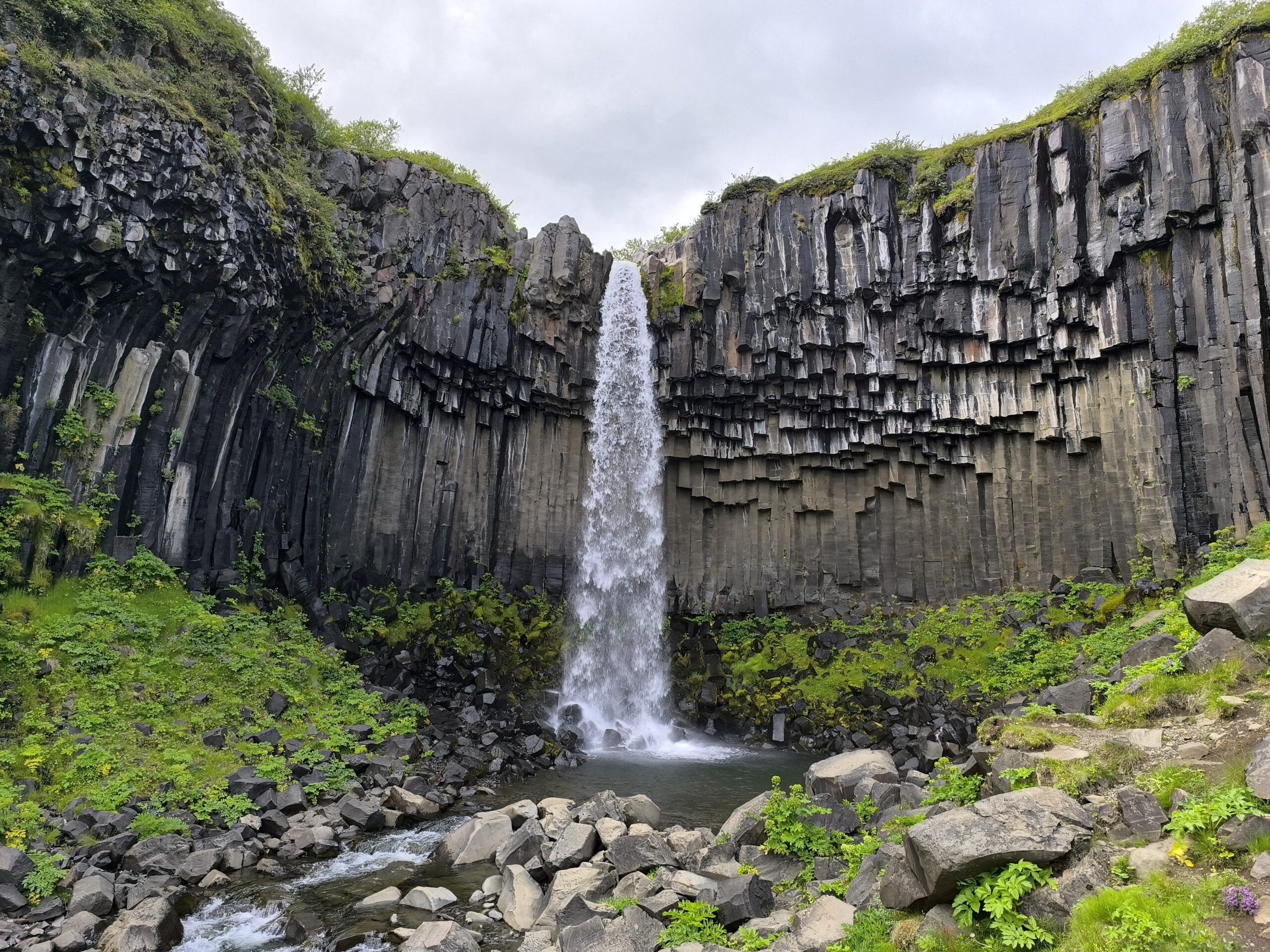 L'emblématique cascade basaltique de Svartifoss l emblematique cascade basaltique de svartifoss islande 1 scaled l-emblematique-cascade-basaltique-de-svartifoss-islande-1